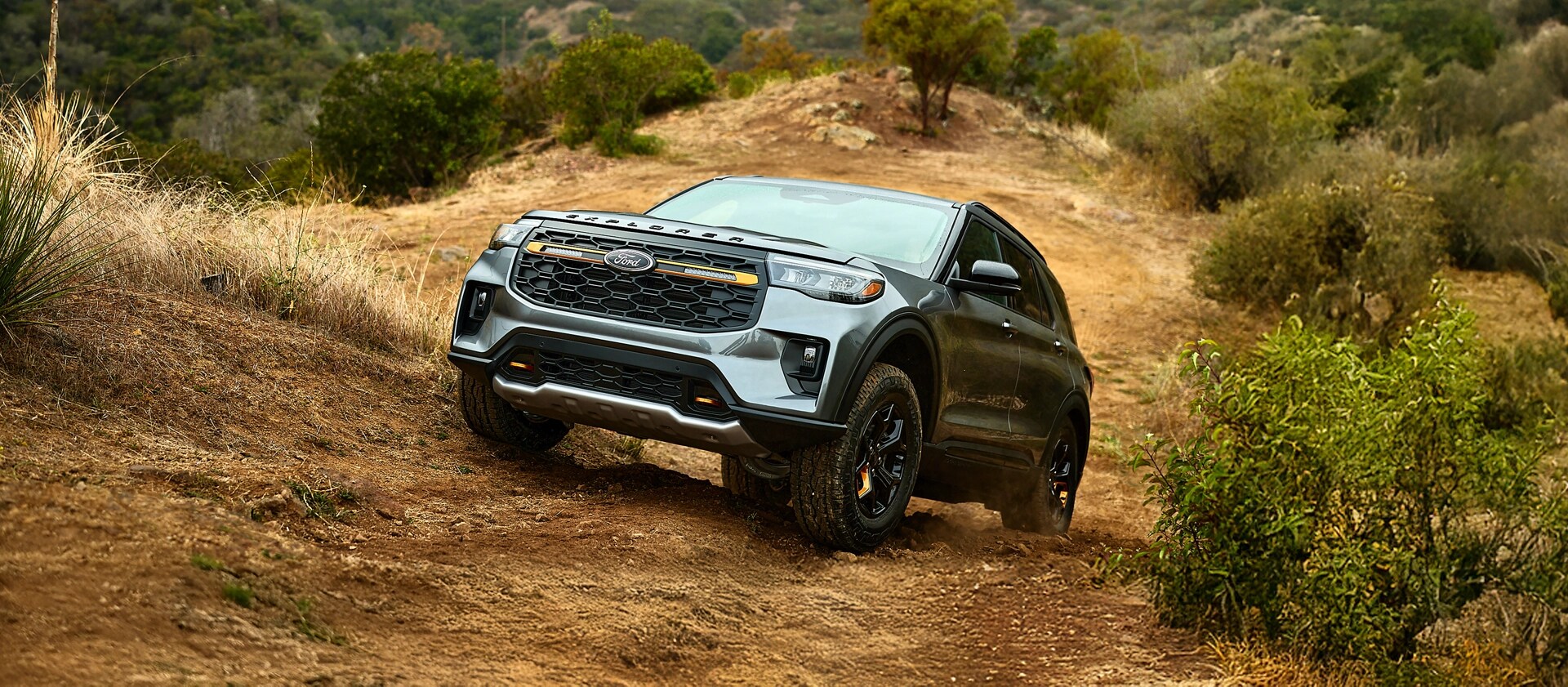 Gros plan sur l’avant d’un VUS Ford Explorer® Tremor® 2026 stationné sur une route de terre