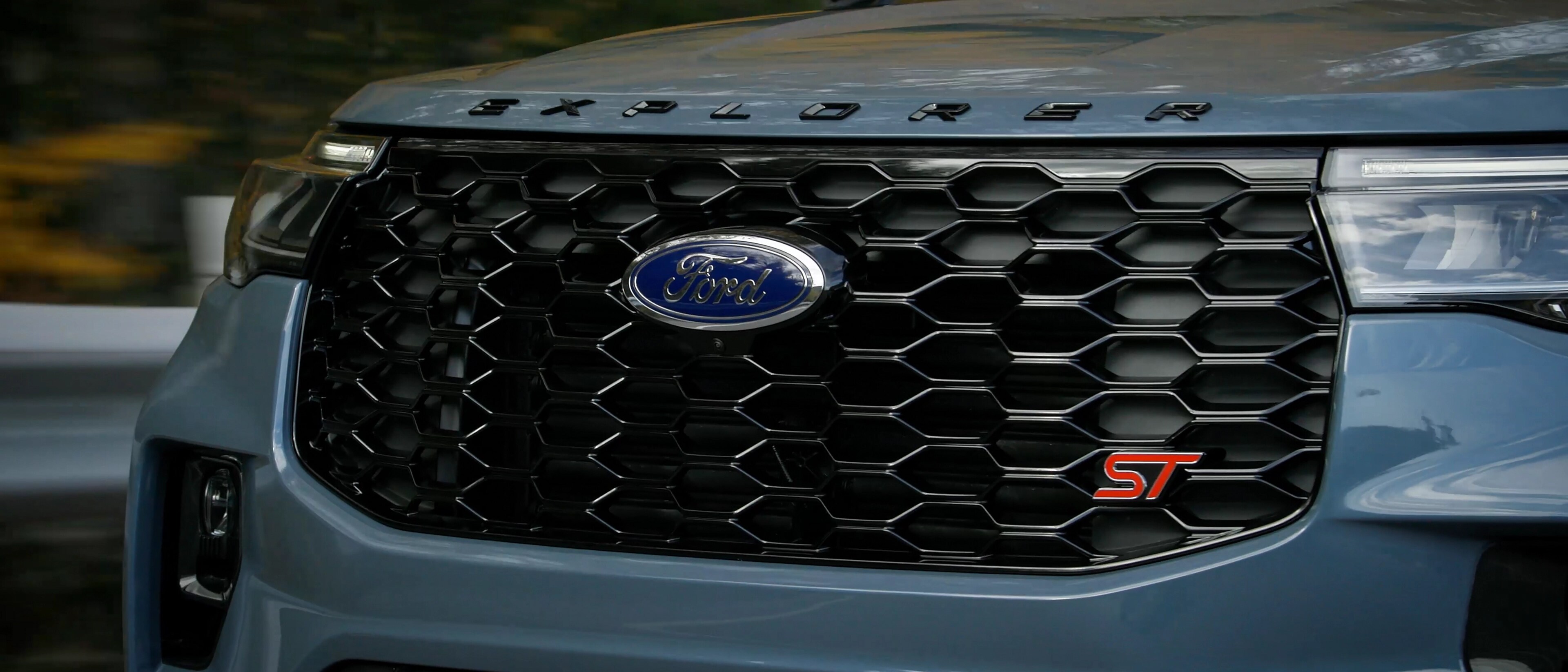 Le carénage frontal d’un VUS Ford Explorer® ST 2026, montrant l’insigne ST