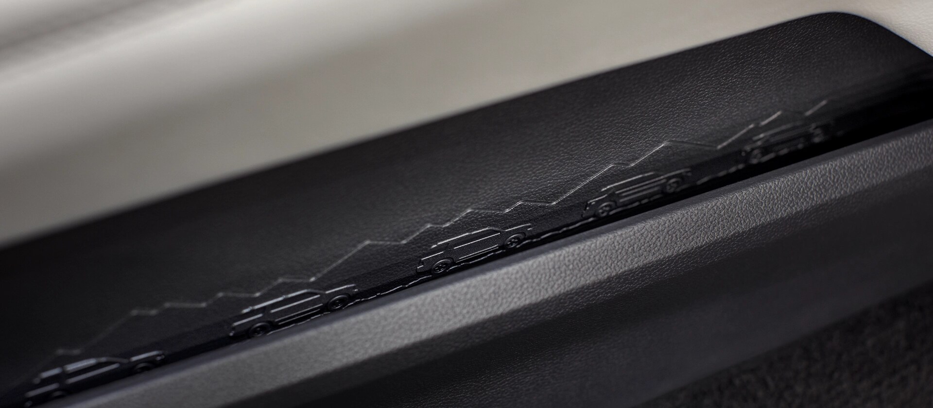 Gros plan des détails intérieurs d’un VUS Ford Explorer® 2026, montrant une scène de montagne en relief