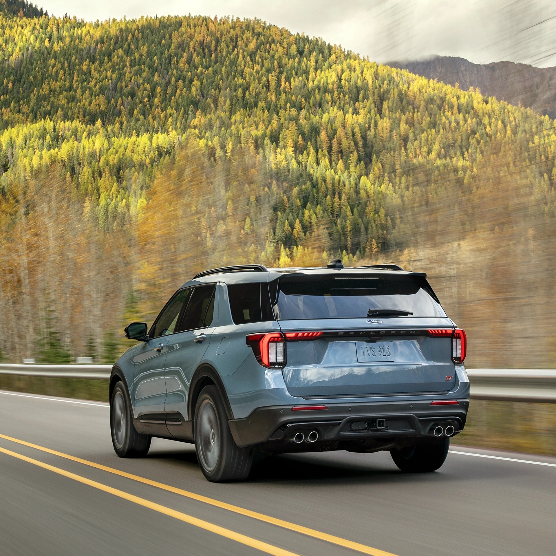 Un VUS Ford Explorer® 2026 circulant sur une route de montagne