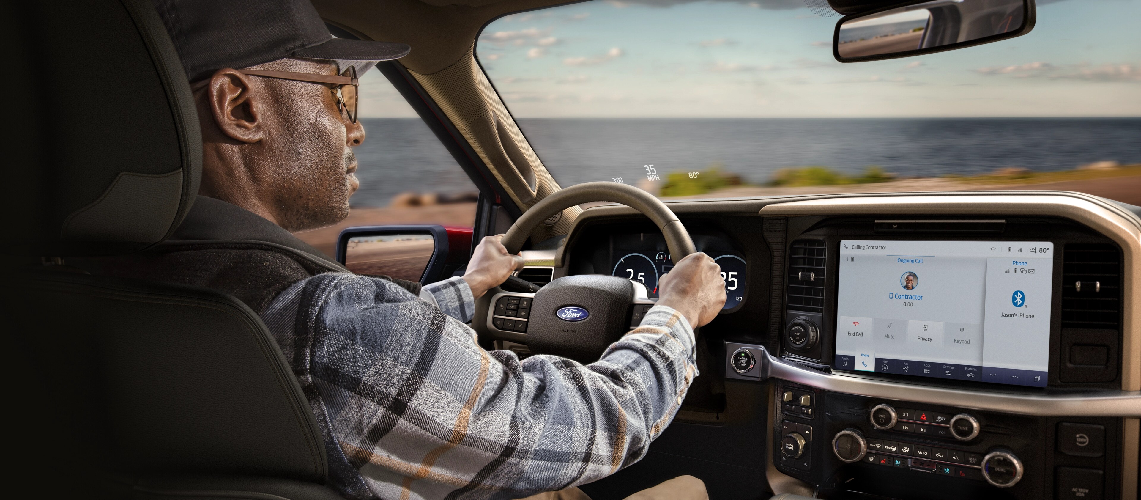Une personne conduisant un camion Ford F-150® King Ranch® 2025 montrant l’écran d’affichage de la console centrale