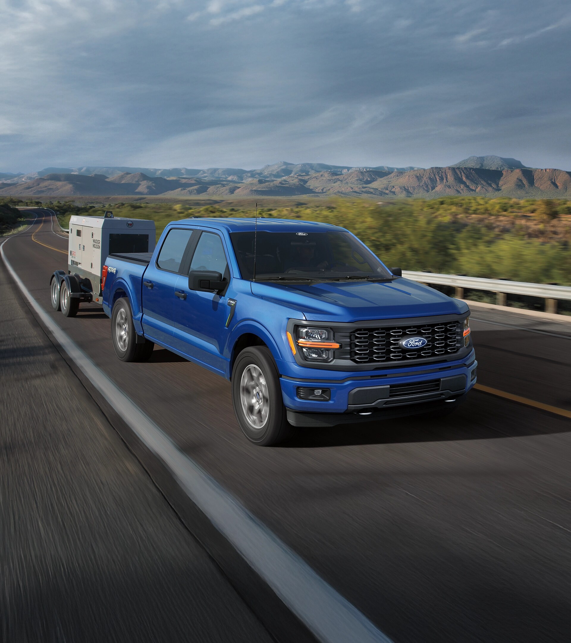 Camion Ford F-150® 2025 tirant une remorque le long d’une autoroute désertique