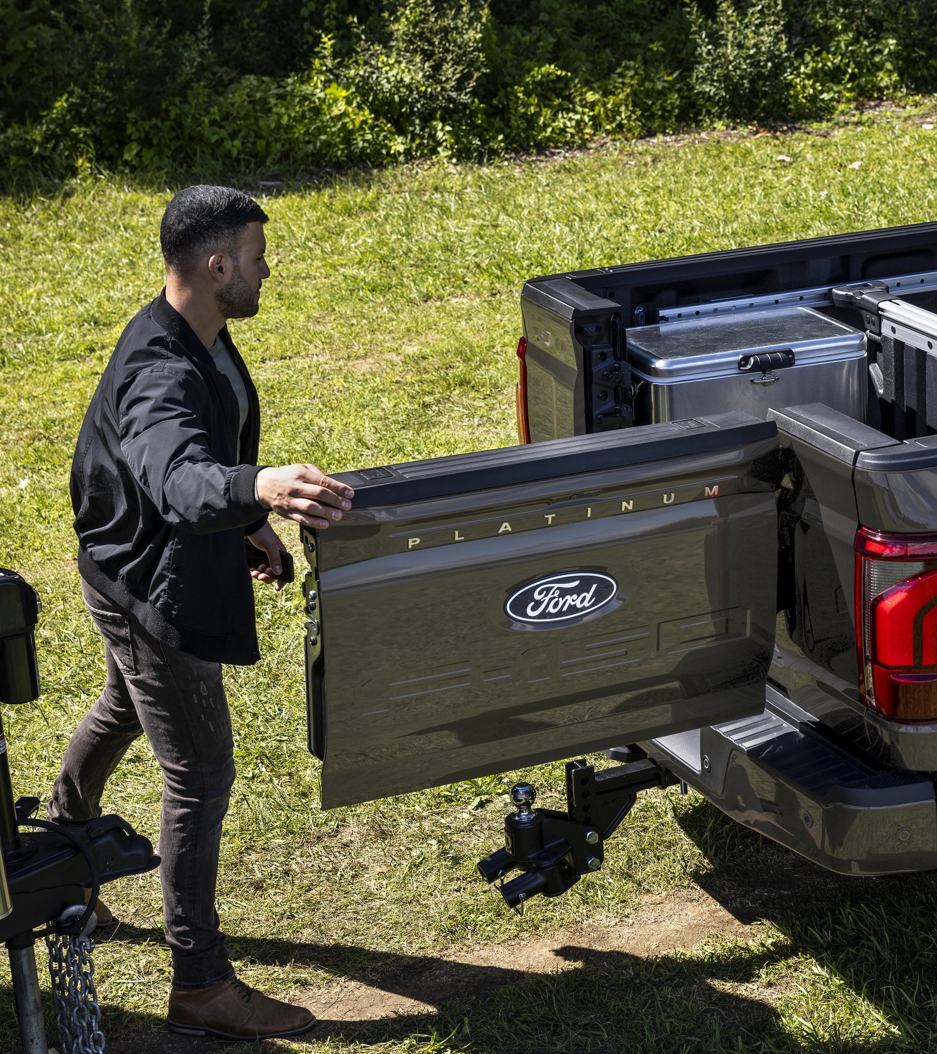 Un homme accède au portail pivotant intégré d’un camion Ford F-150® 2025 avec le hayon Pro Access