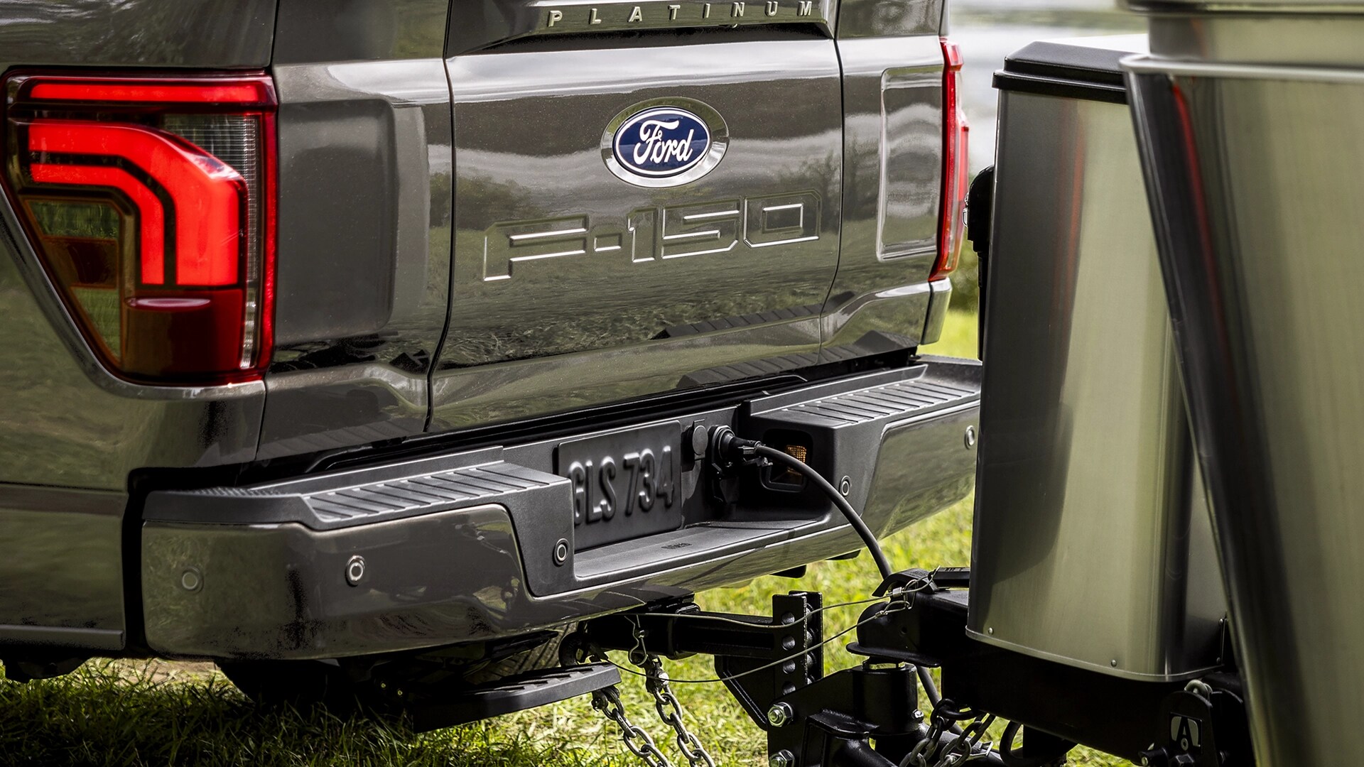 Gros plan sur une caravane attachée à l’attelage de remorque sur un camion Ford F-150® Platinum® 2025