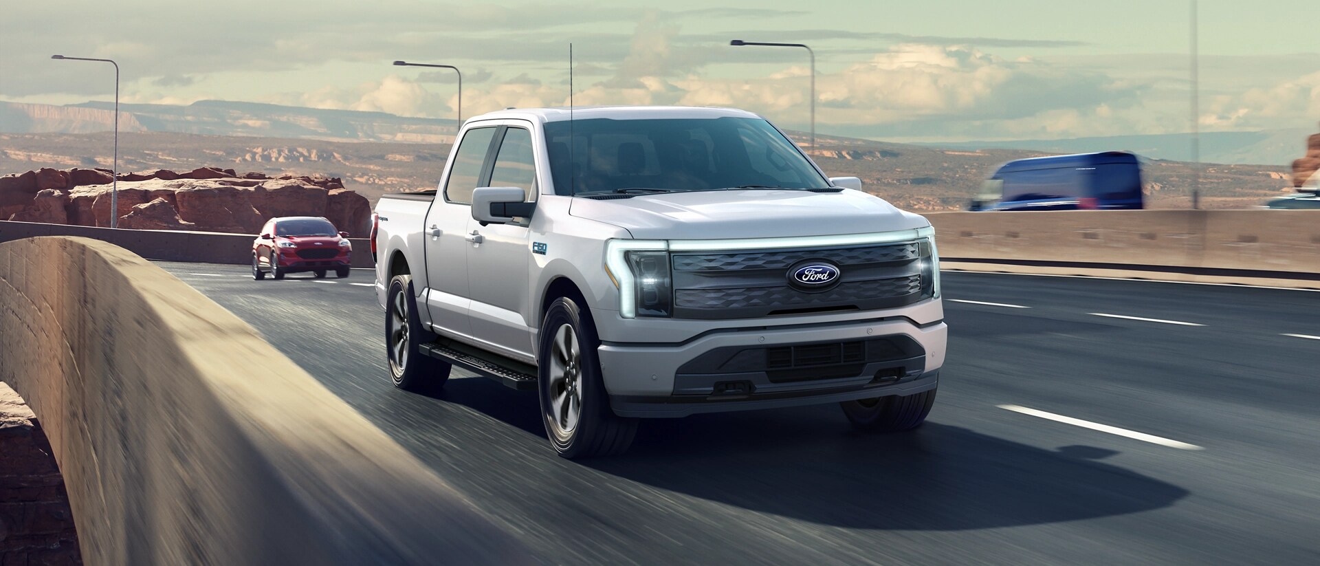 Un camion Ford F-150® Lightning® 2025 circulant sur une autoroute