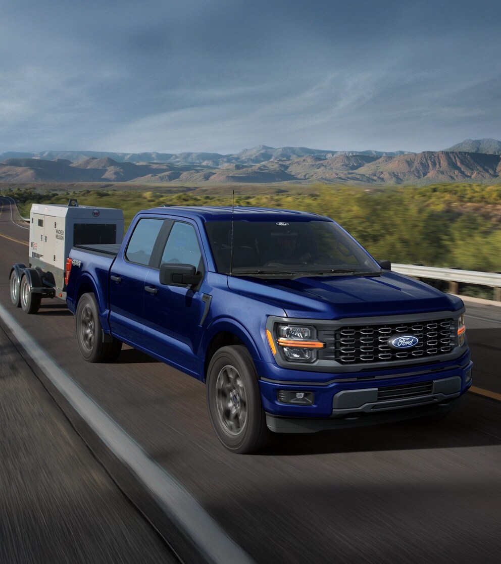 Camion Ford F-150® 2025 tirant une remorque le long d’une autoroute désertique