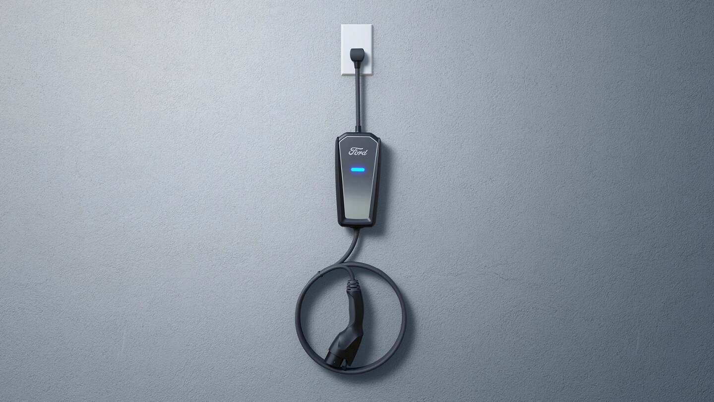 Un cordon d’alimentation mobile Ford sur fond gris