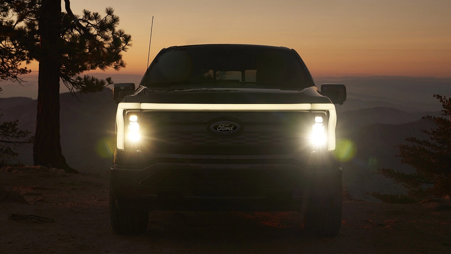 Le carénage avant d’un camion Ford F-150® Lightning® 2025 illustrant la barre lumineuse exclusive à l’avant