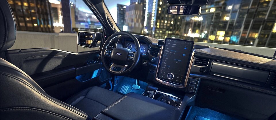 Le tableau de bord d’un camion Ford F-150® Lightning® 2025 avec un éclairage DEL dans les planchers