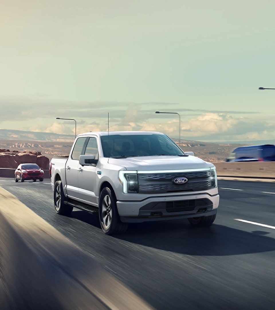 Un camion Ford F-150® Lightning® 2025 circulant sur une autoroute