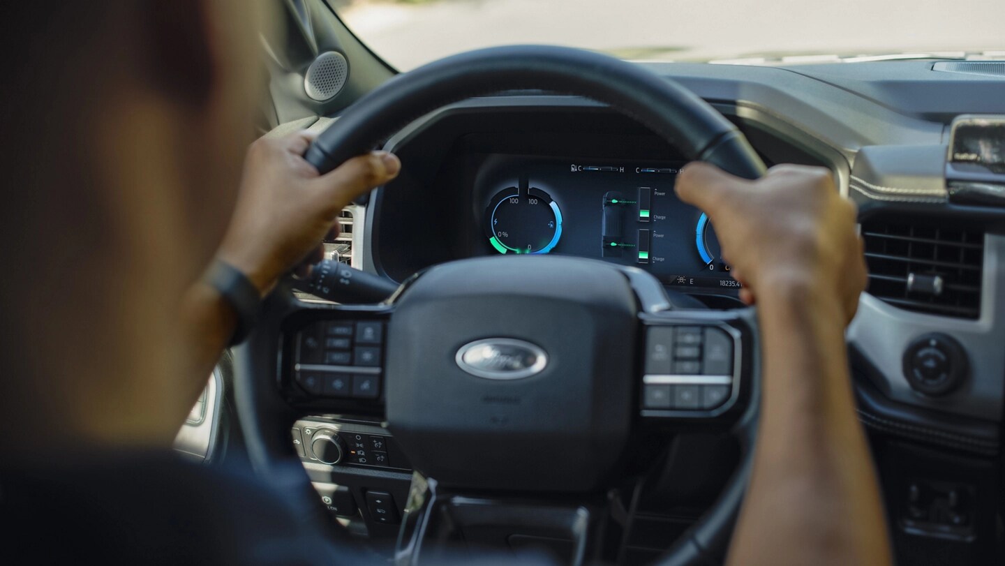 Un conducteur au volant d’une camionnette Ford F-150® Lightning® 2025