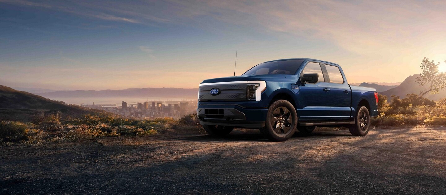 Une camionnette Ford F-150® Lightning® 2025 stationnée sur une colline surplombant l’horizon de Long Beach, en Californie