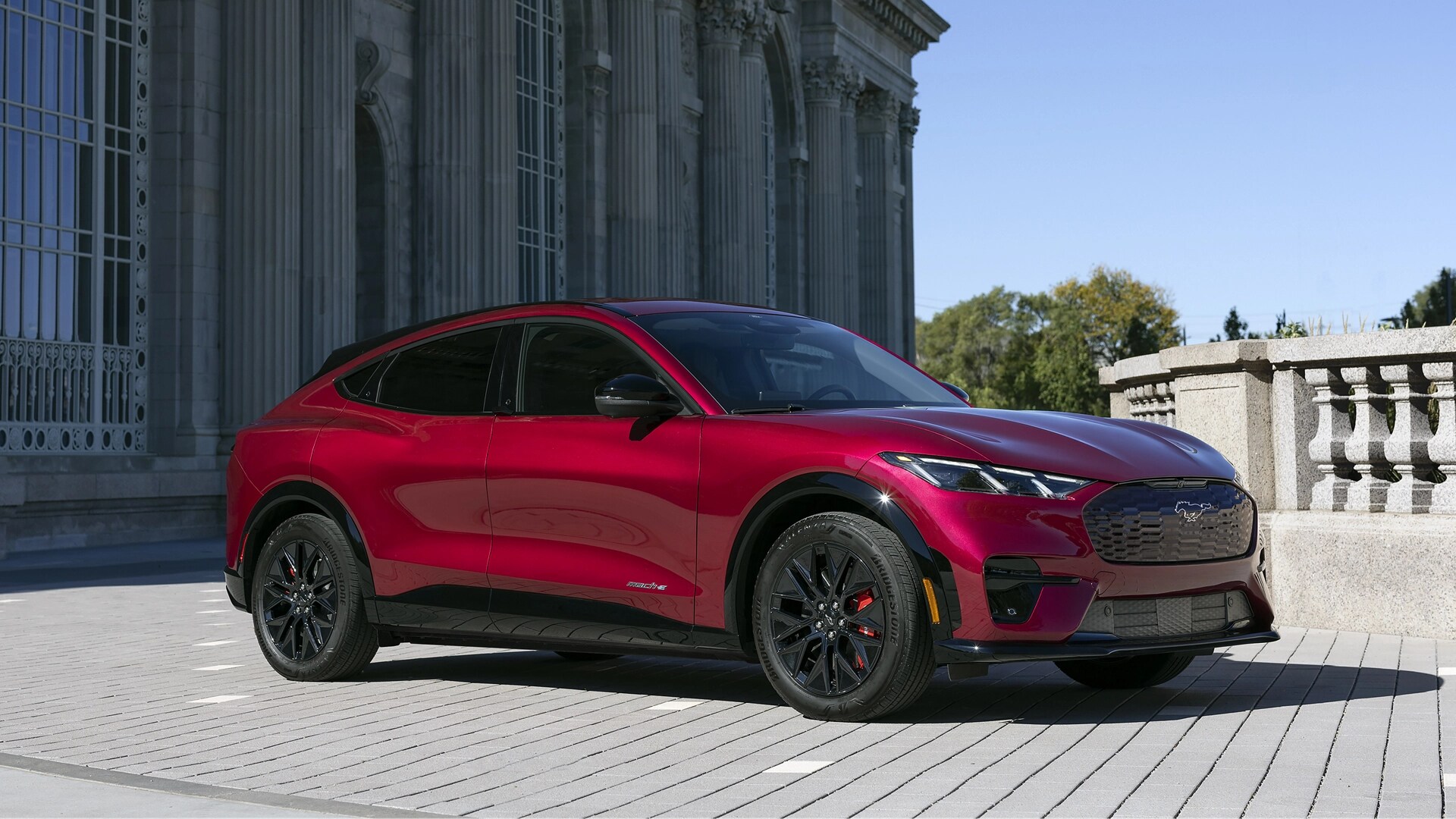 Ford Mustang Mach-E® 2025 stationnée dans une allée avec pavés