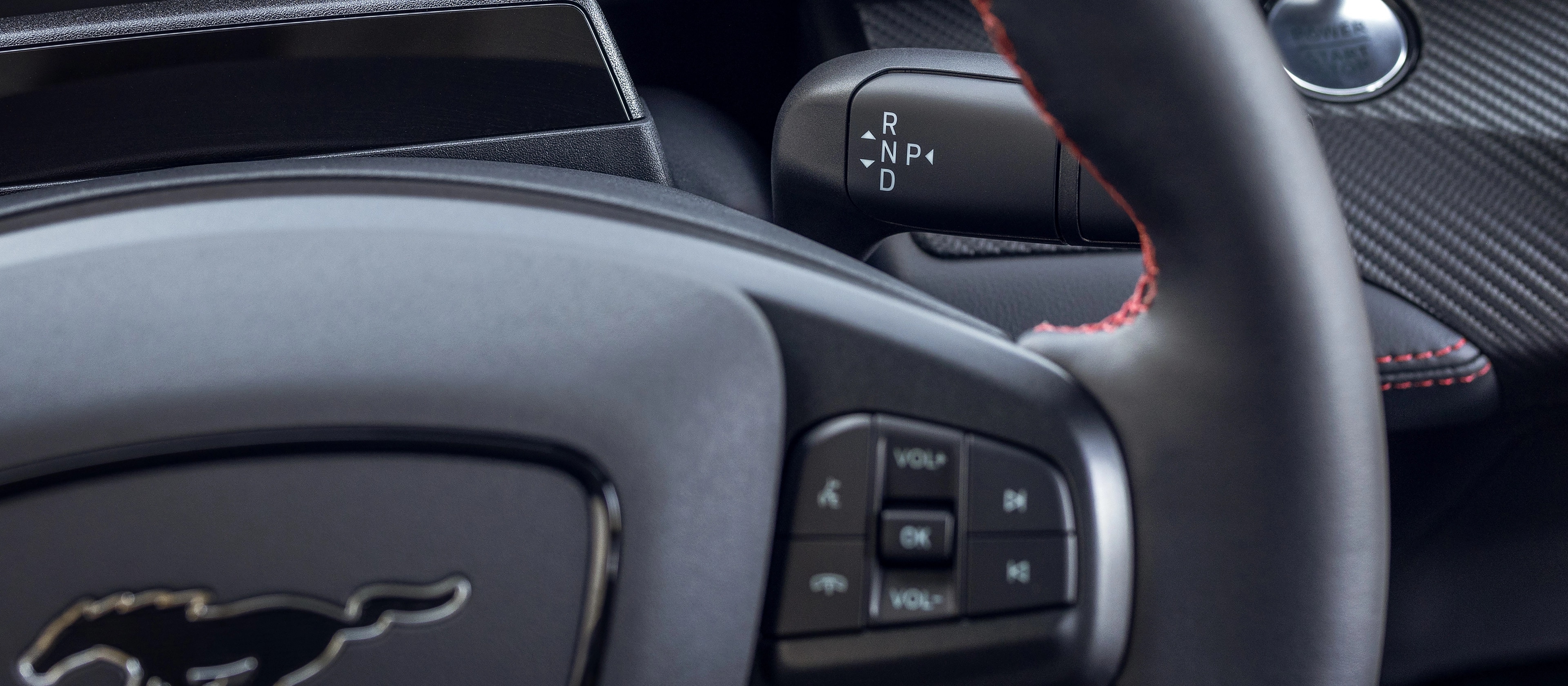 Gros plan du volant et des commandes audio d'une Ford Mustang Mach-E® 2025