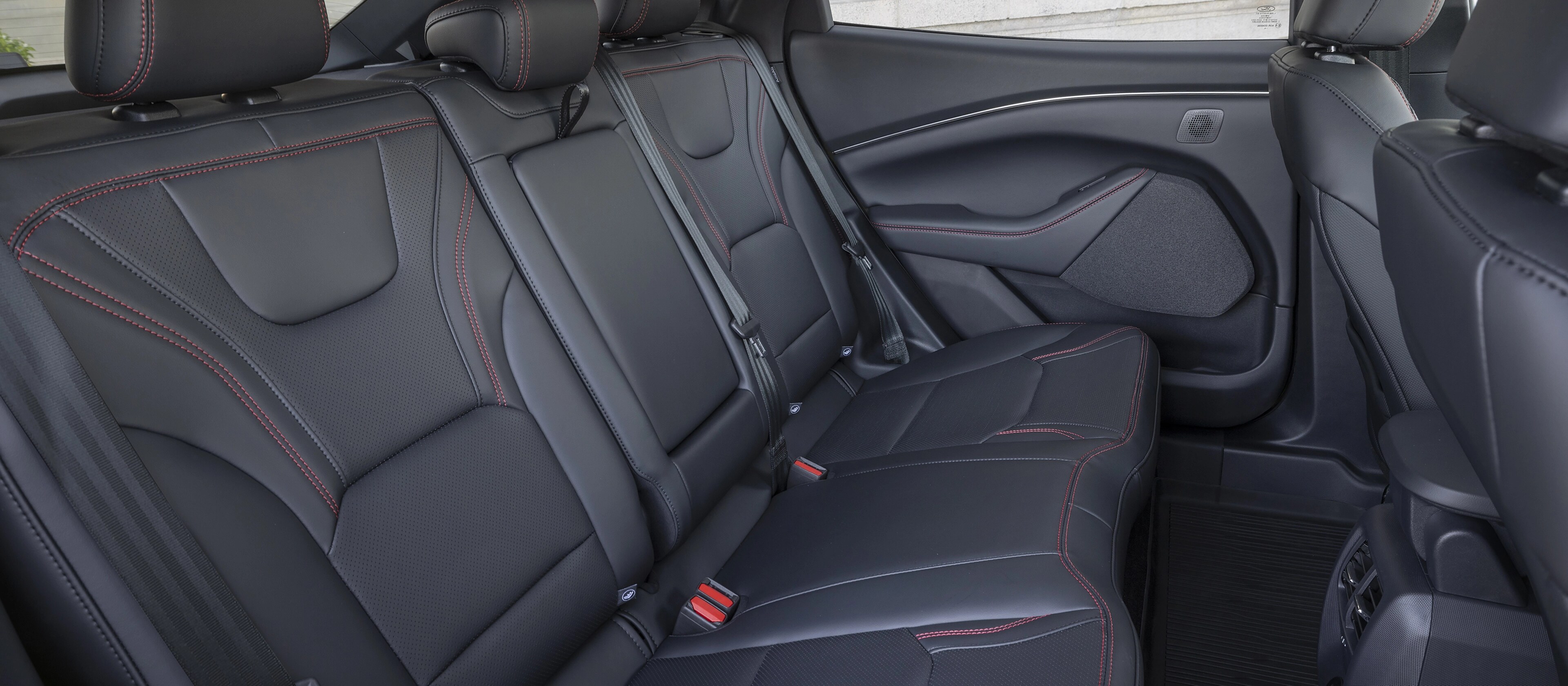 Photo aérienne de la Ford Mustang Mach-E® 2025 affichant l’intérieur du véhicule en gris et rouge