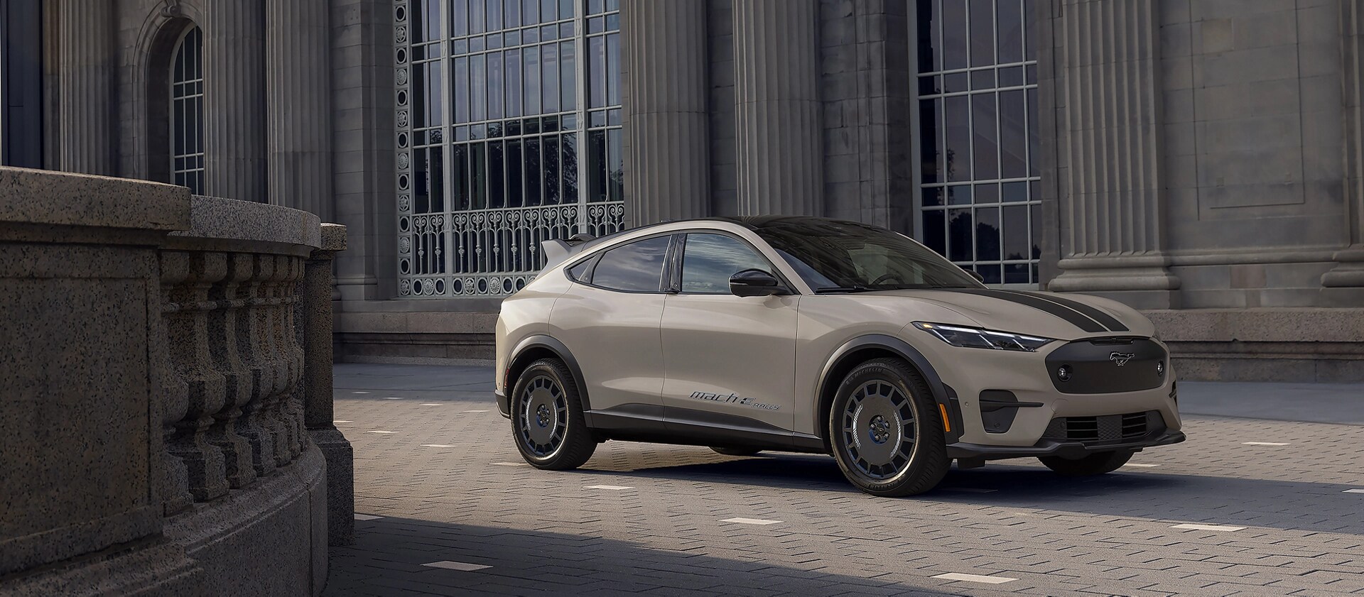 Photo inclinée d’une Ford Mustang Mach-E® Rally 2025