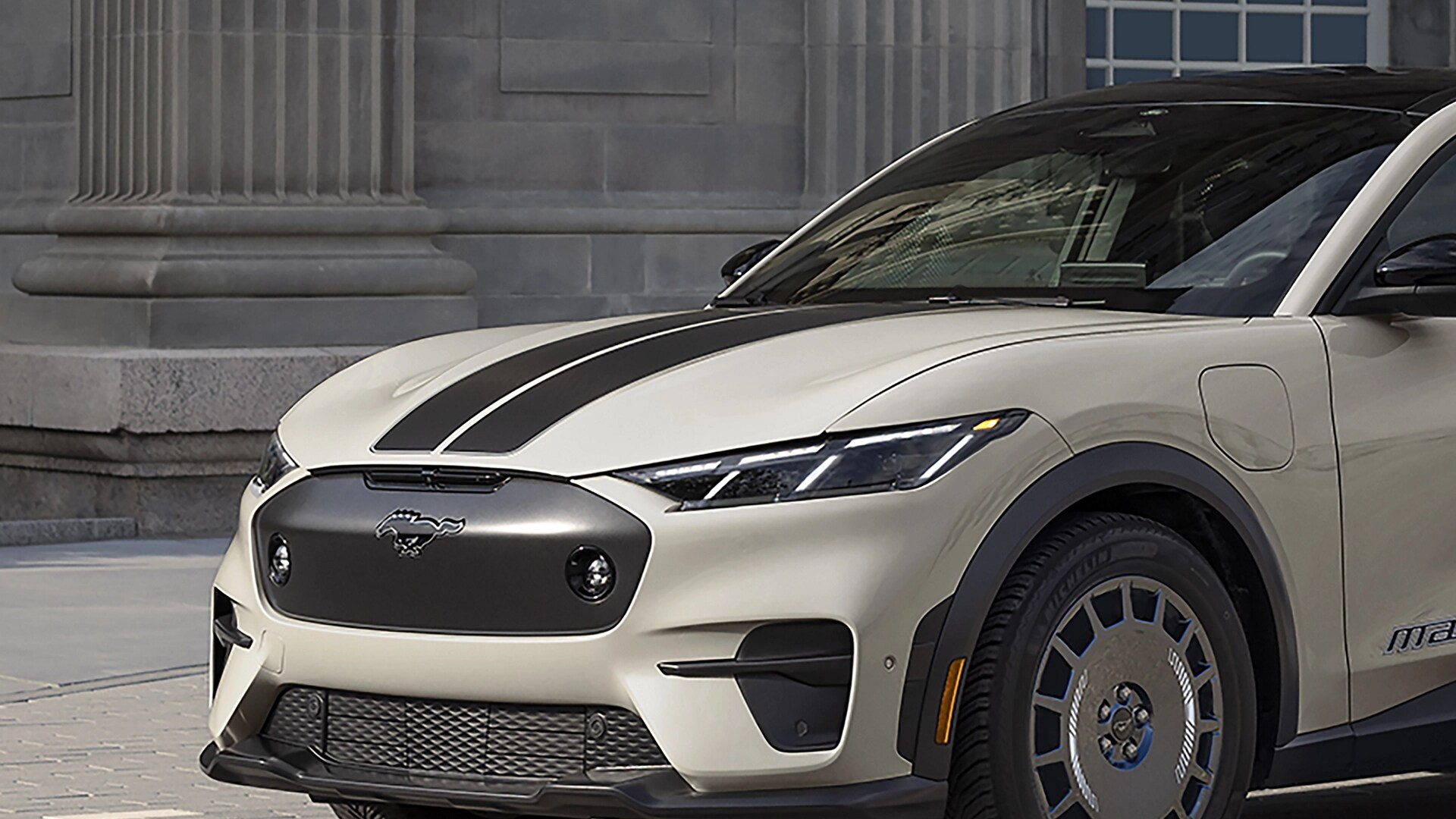 Rayures sur le capot et le coffre du modèle Ford Mustang Mach-E® Rally 2025