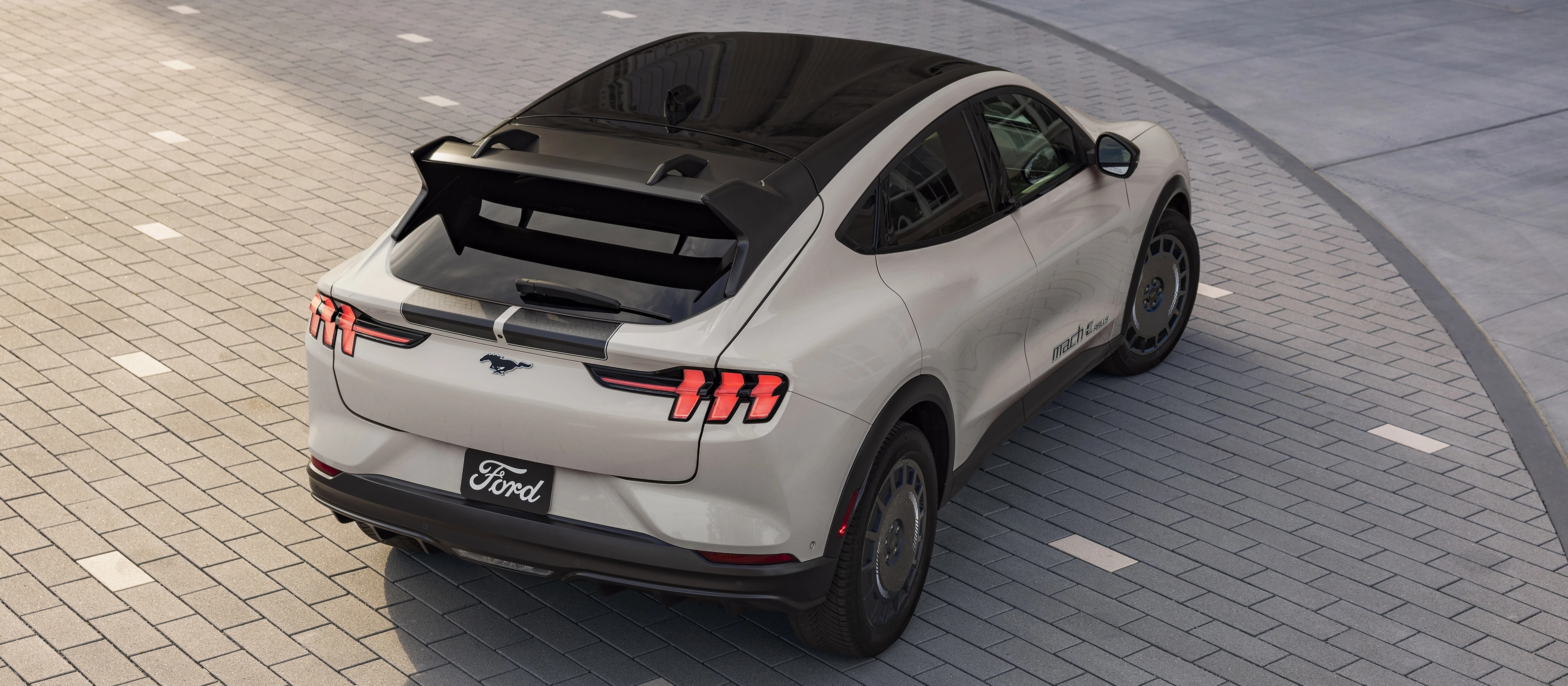Ford Mustang Mach-E® 2025 stationné sur une terrasse en ciment