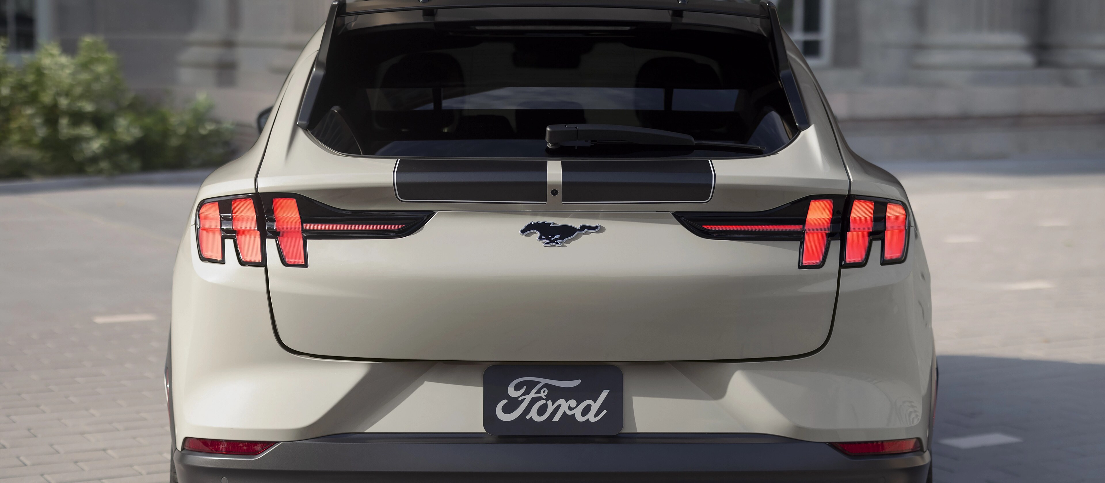 Arrière de la Ford Mustang Mach-E® 2025 mettant en valeur les phares arrière