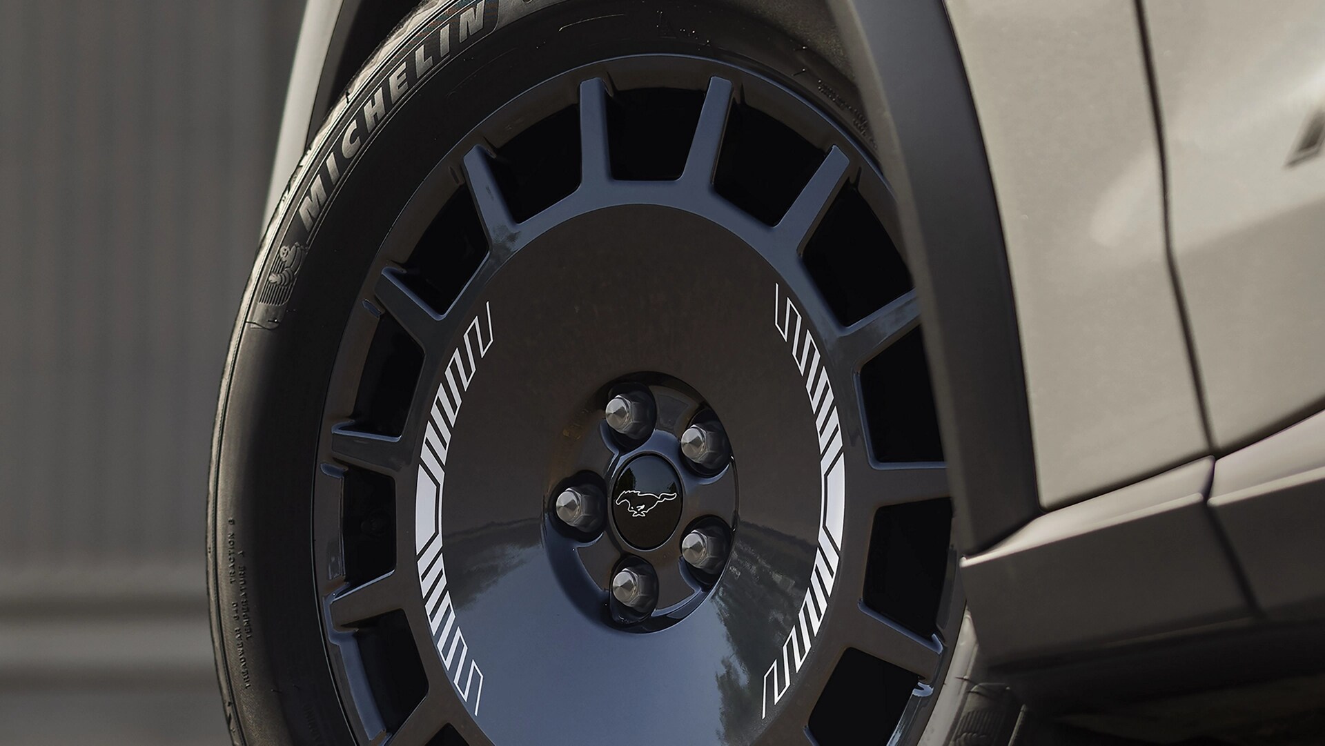 Jantes gris carbonisé foncé de 19 po avec pneus de performance Michelin® CrossClimate®2 sur le modèle Ford Mustang Mach-E® Rally 2025