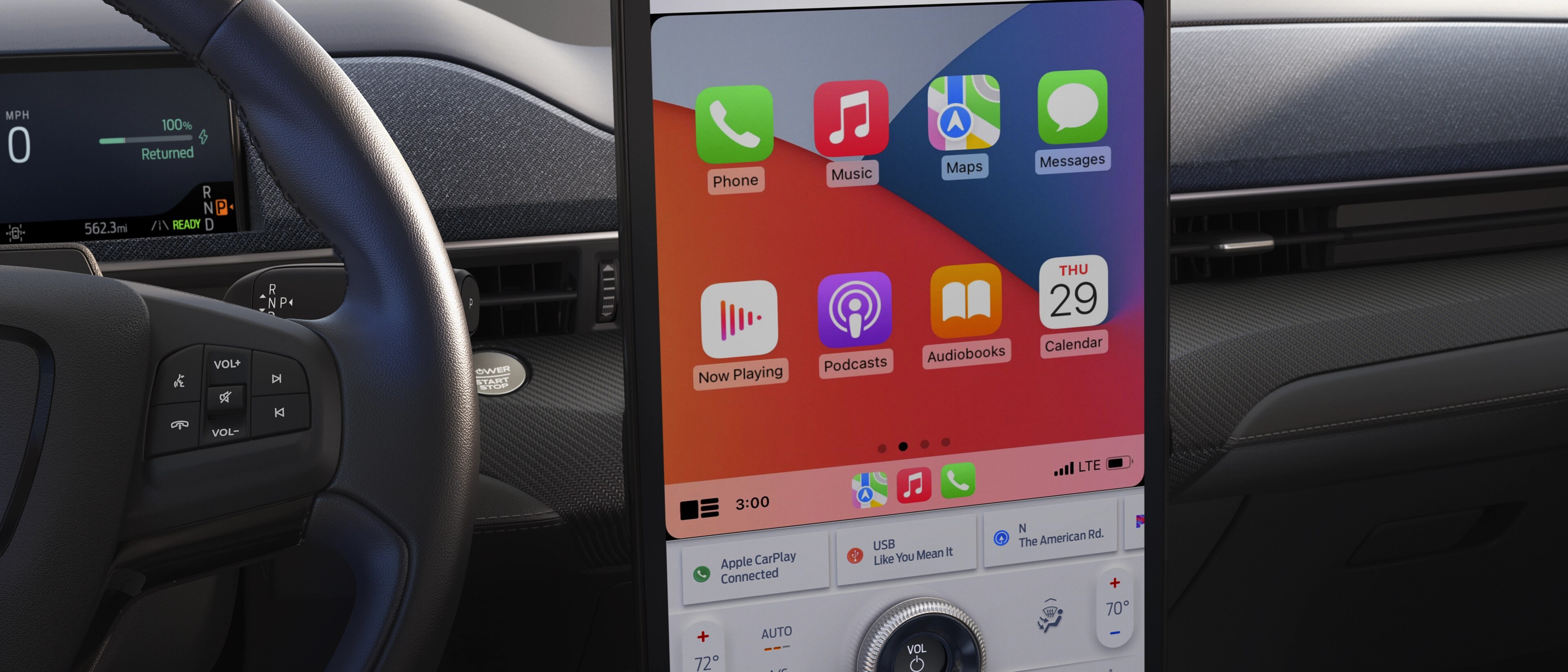 Les paroles de karaoké de « Shake It Off » de Taylor Swift sont affichées sur l’écran tactile de 15,5 po d’une Ford Mustang Mach-E® 2025