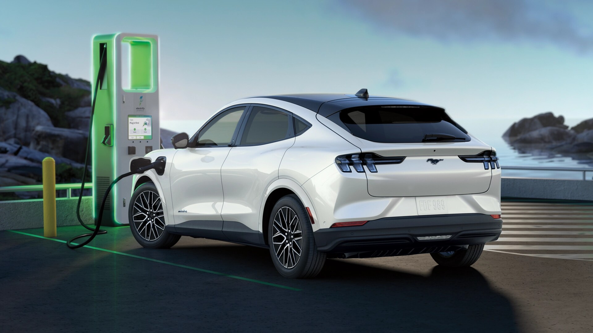 Ford Mustang Mach-E® 2025 à une station de recharge publique