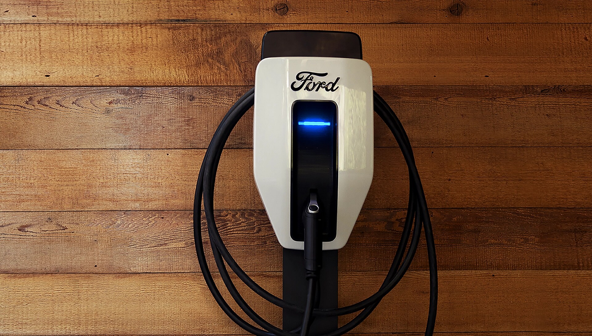 Ford Charge Station Pro installé sur un mur