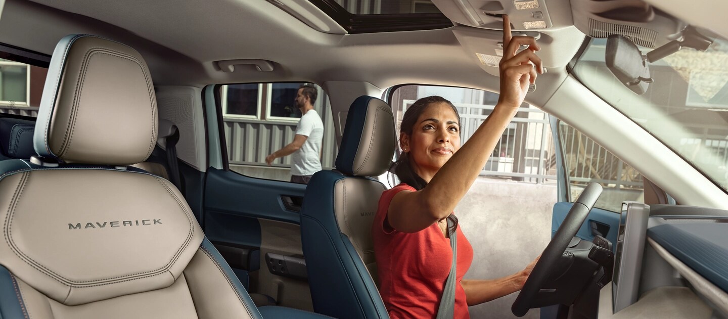 Une femme utilisant le toit ouvrant électrique sur une camionnette Ford Maverick® 2025