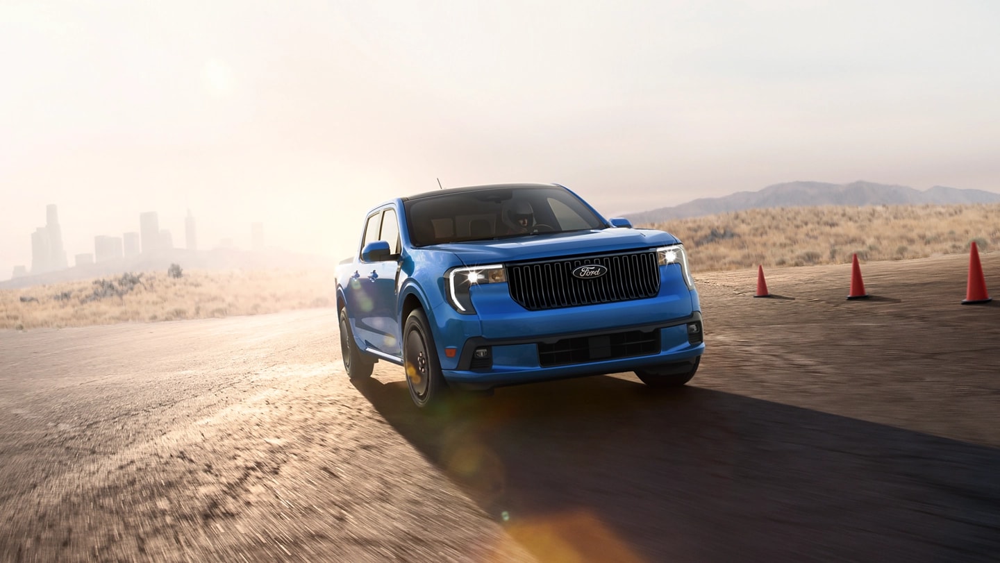 Une camionnette Ford Maverick® Lobo 2025 bleu utilisant le mode Lobo pour améliorer la performance de conduite sur un parcours fermé