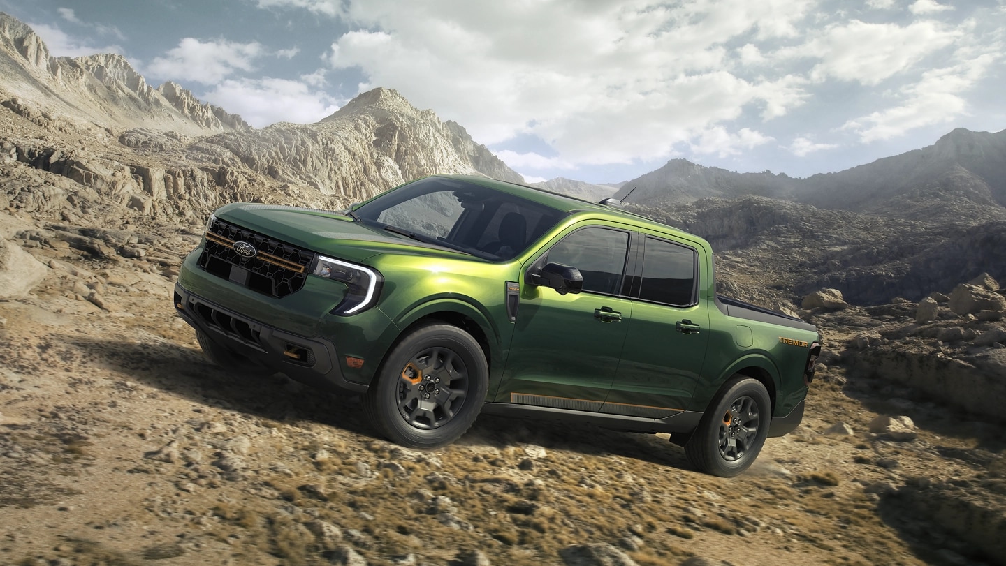 Un Ford Maverick® Tremor® 2025 circulant sur une colline rocheuse