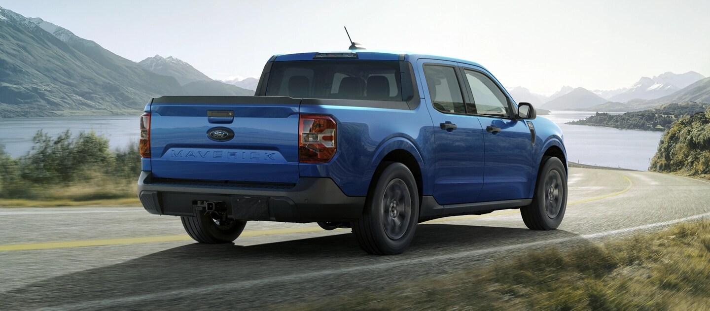 Une camionnette Ford Maverick® 2025 circulant vers un lac de montagne en après-midi