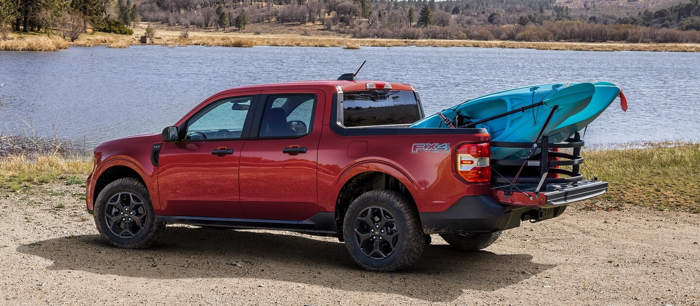 Une camionnette Ford Maverick® 2025 avec rallonge de caisse en option et un kayak dans la caisse