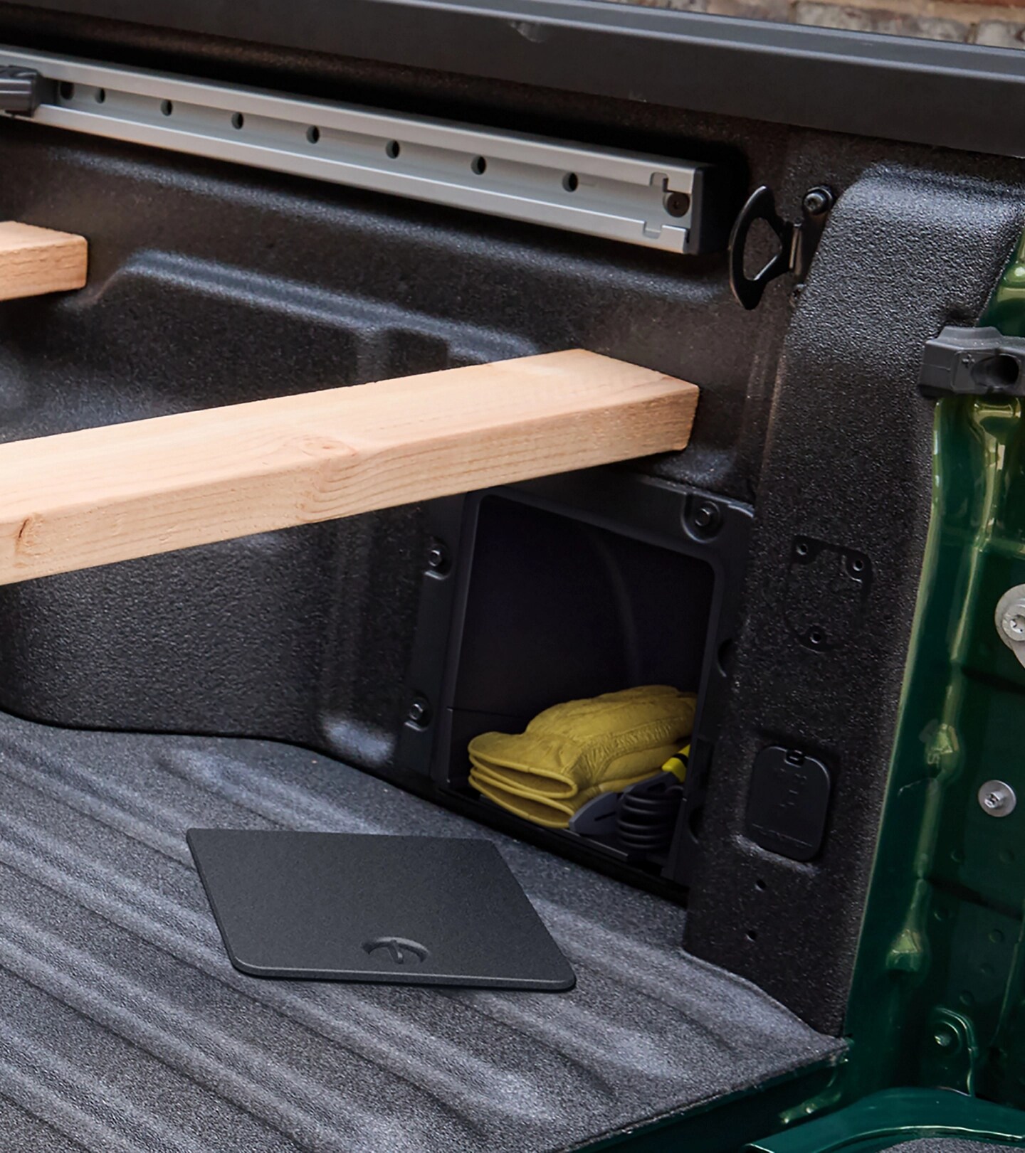 Gros plan du rangement Cubby du côté passager d’une camionnette Ford Maverick® 2025