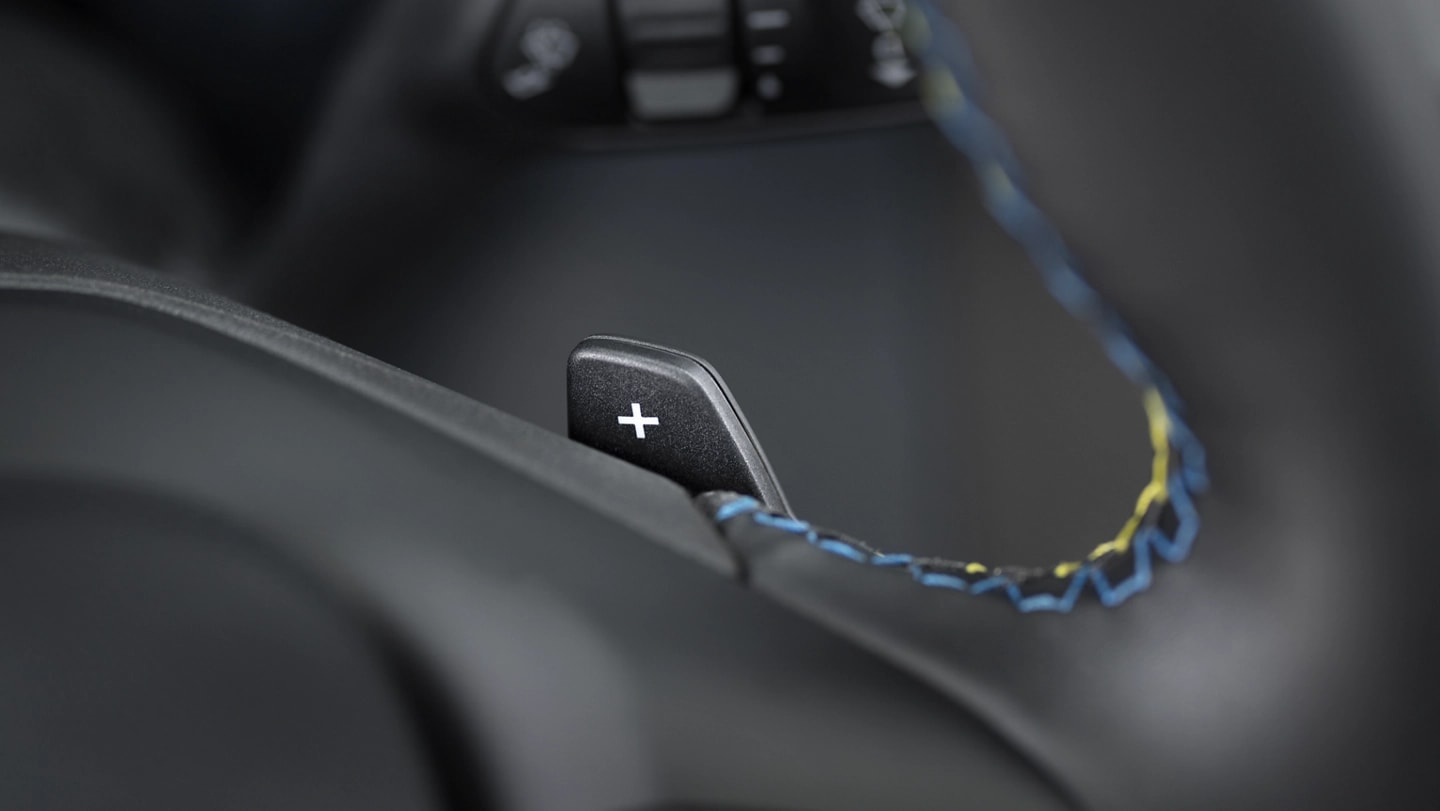 Gros plan du sélecteur de vitesses à palettes et des coutures décoratives sur le volant d’une camionnette Ford Maverick® Lobo 2025