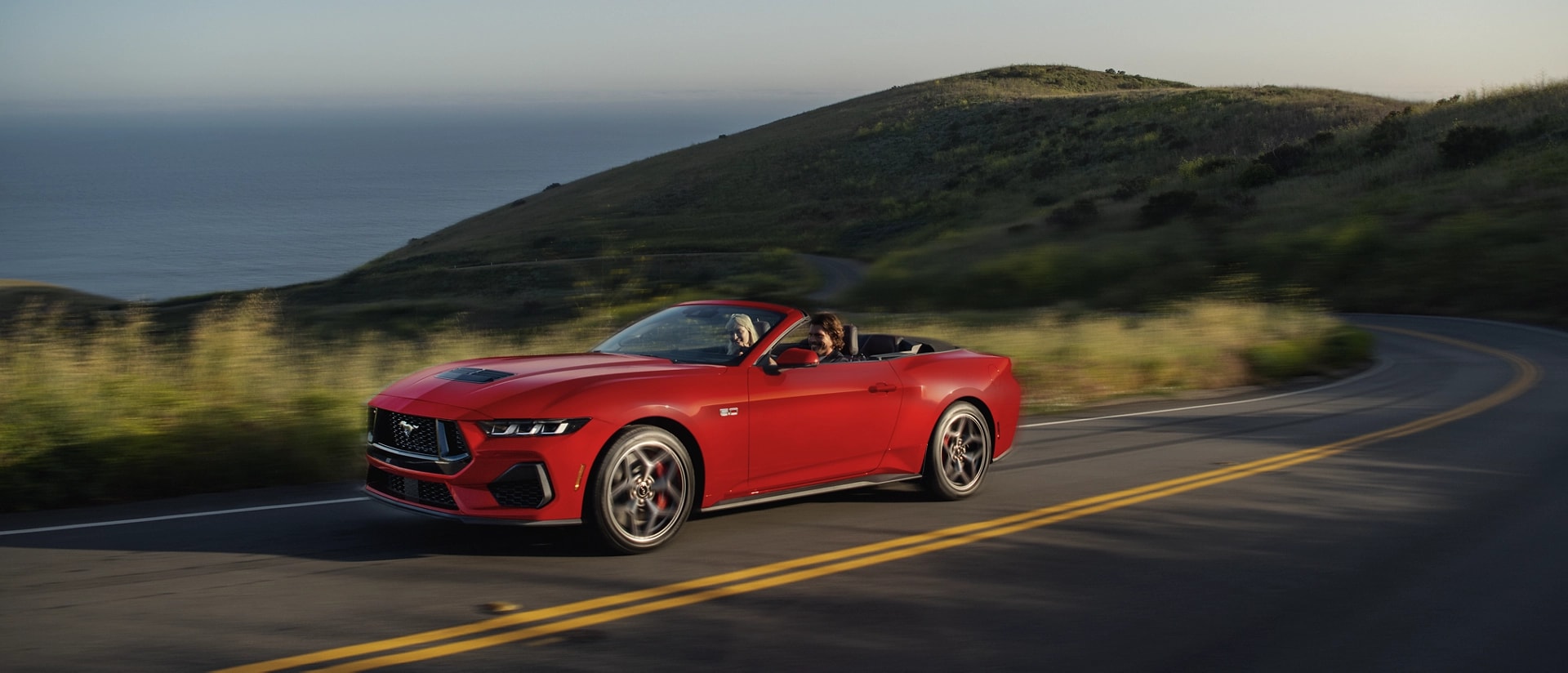 Ford Mustang® décapotable 2025 circulant sur une colline