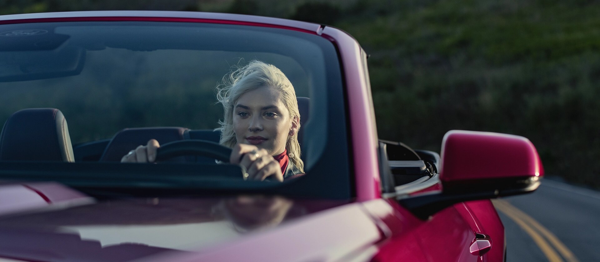 Personne conduisant une Ford Mustang® GT décapotable 2025 sur une autoroute