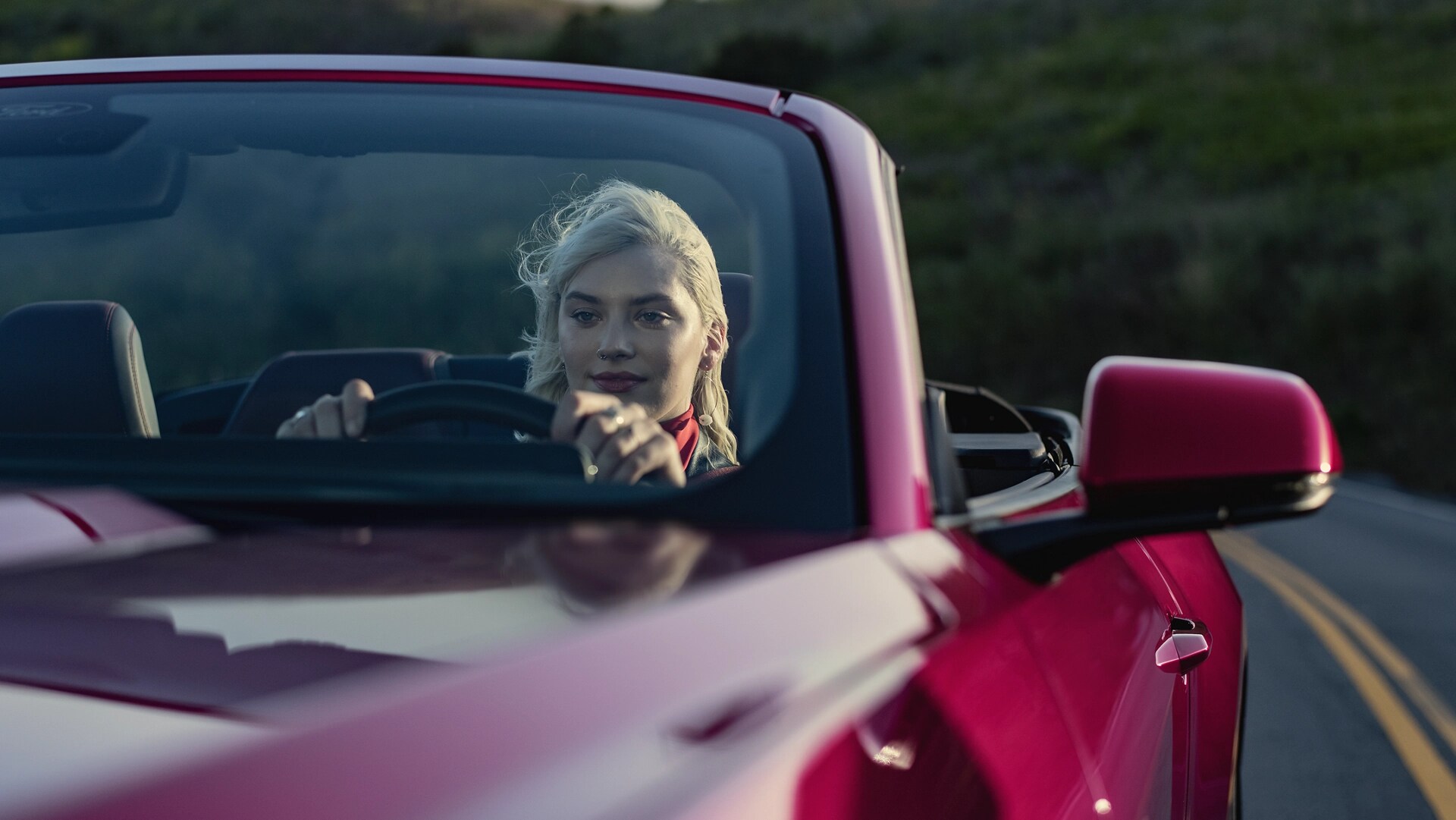 Personne conduisant une Ford Mustang® GT Premium décapotable 2025 sur une autoroute