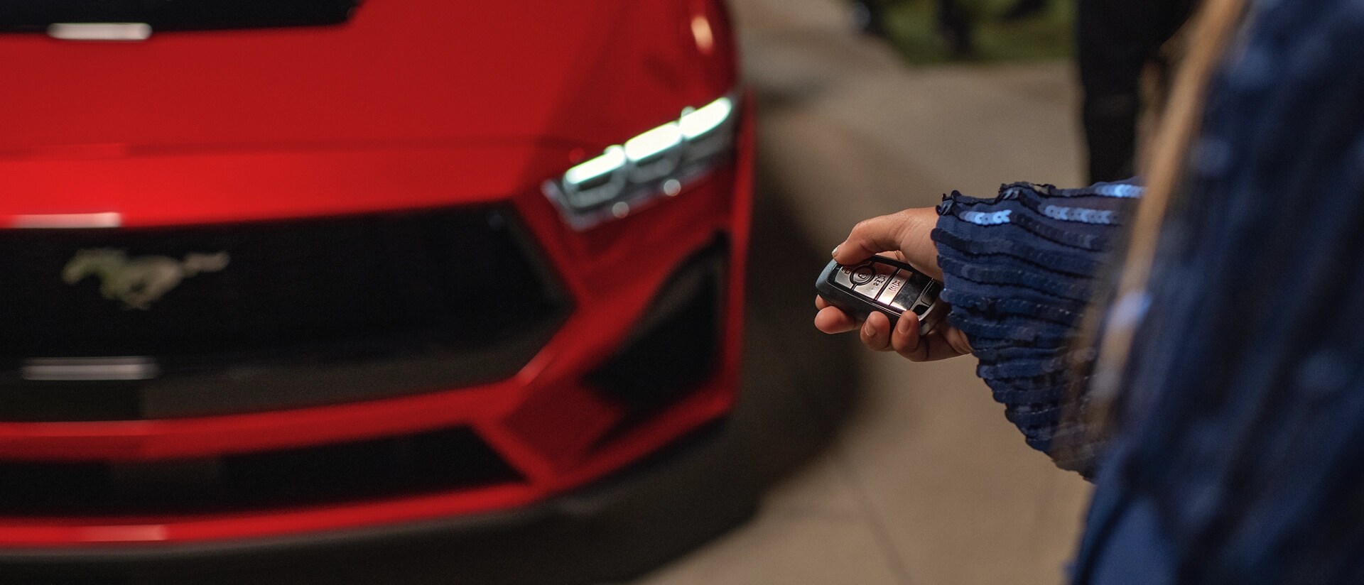 Personne utilisant le contrôle à distance du régime moteur sur une Ford Mustang® Coupé 2025 avec boîte automatique en option