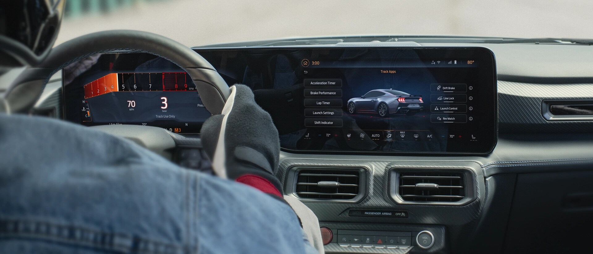 Vue intérieure d’une personne conduisant un modèle Ford Mustang® 2025 sur un parcours fermé
