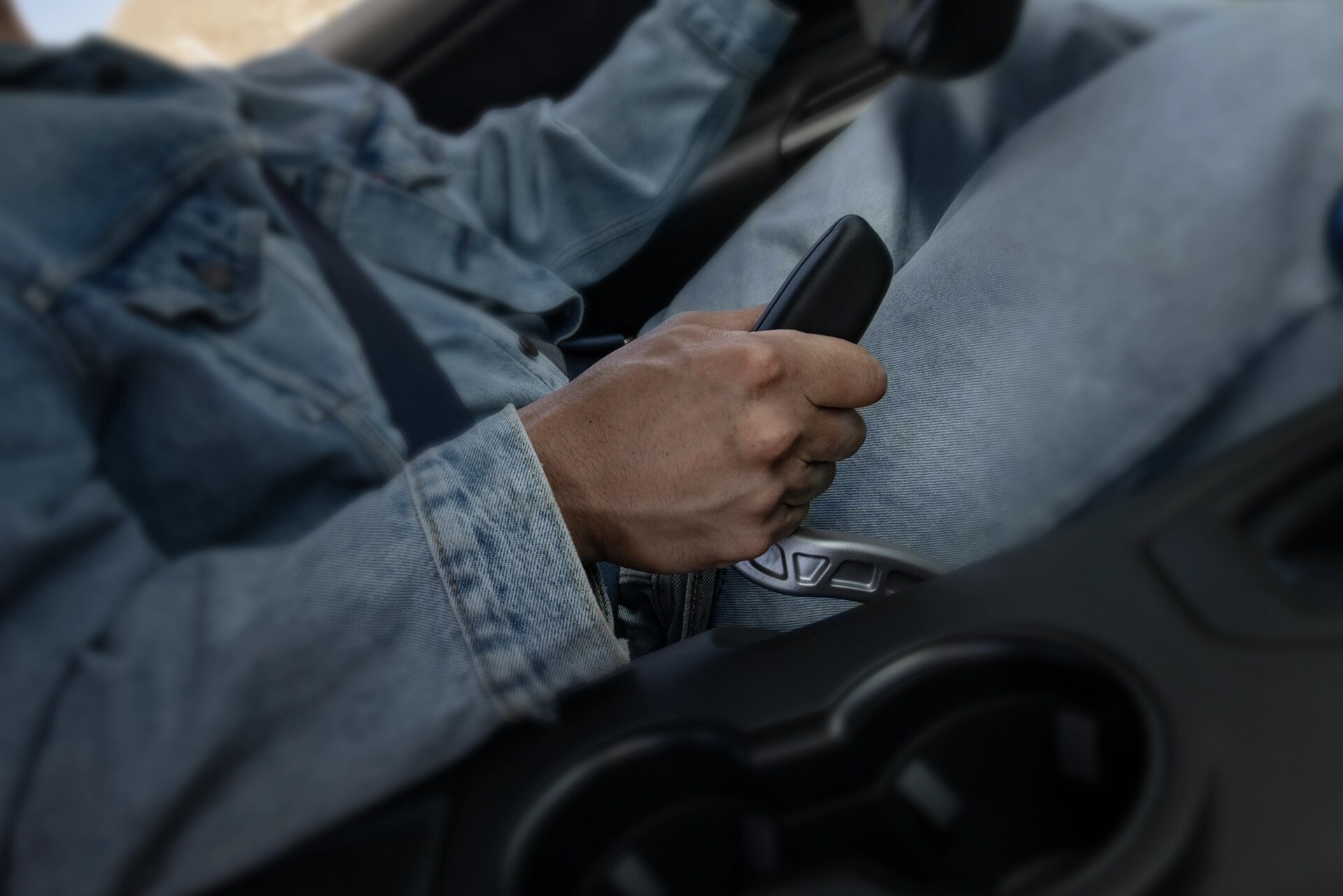 Personne utilisant le frein anti-dérive en option dans une Ford Mustang® Coupé 2025 sur un parcours fermé