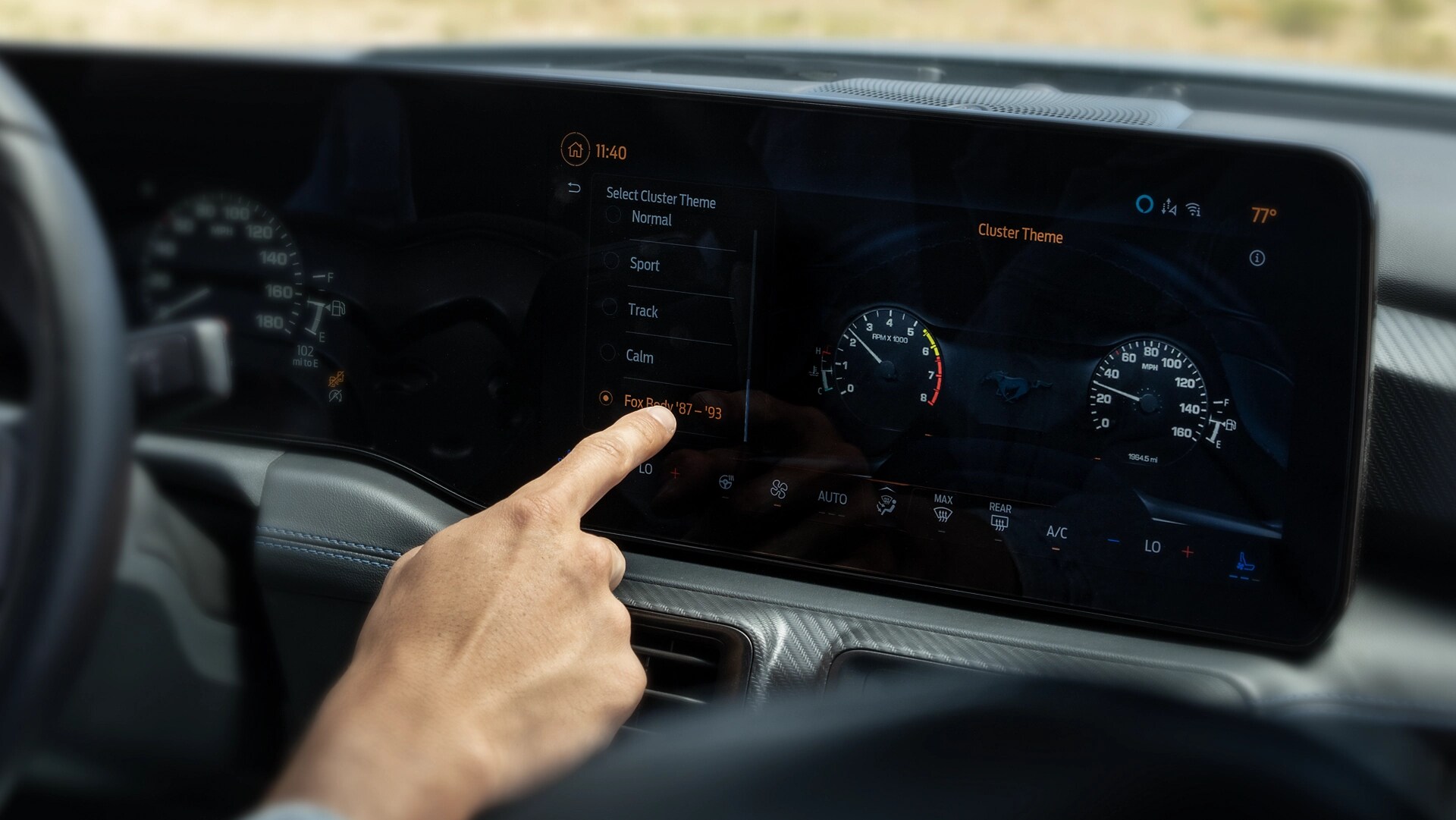 Personne utilisant l’écran tactile de la Ford Mustang® 2025