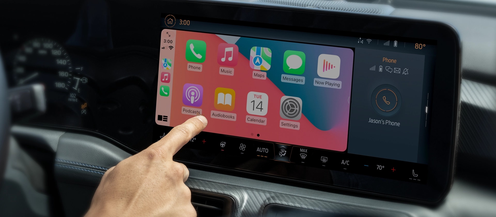 Vue intérieure d’un conducteur utilisant l’écran tactile central de 13,2 po dans une Ford Mustang® 2025