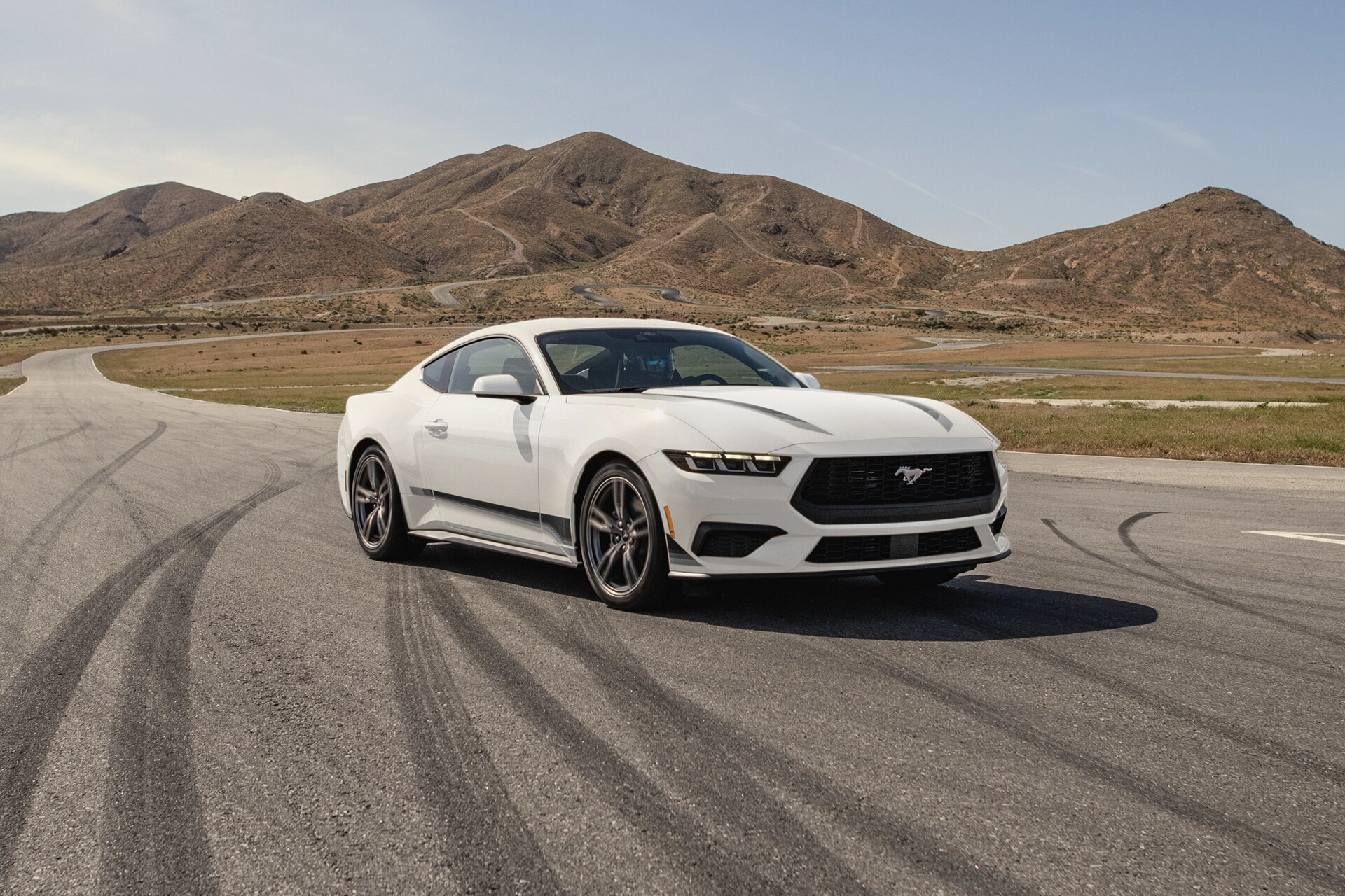 Ford Mustang® EcoBoost® Coupé 2025 stationnée sur une piste de course