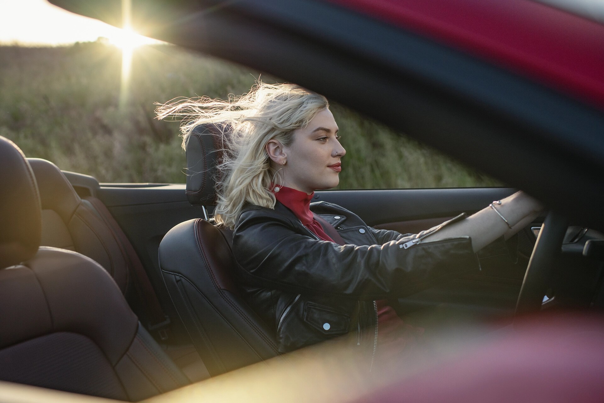 Personne conduisant un modèle Ford Mustang® décapotable 2025