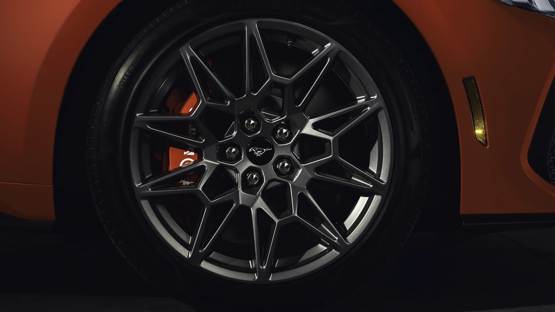 Roue de la Ford Mustang® 2025 avec étrier de frein Brembo™ rouge en option