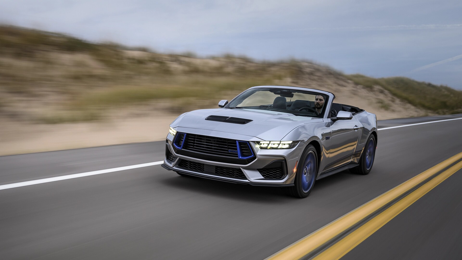 Ford Mustang® GT décapotable 2025 avec ensemble California Special®, circulant sur une autoroute côtière