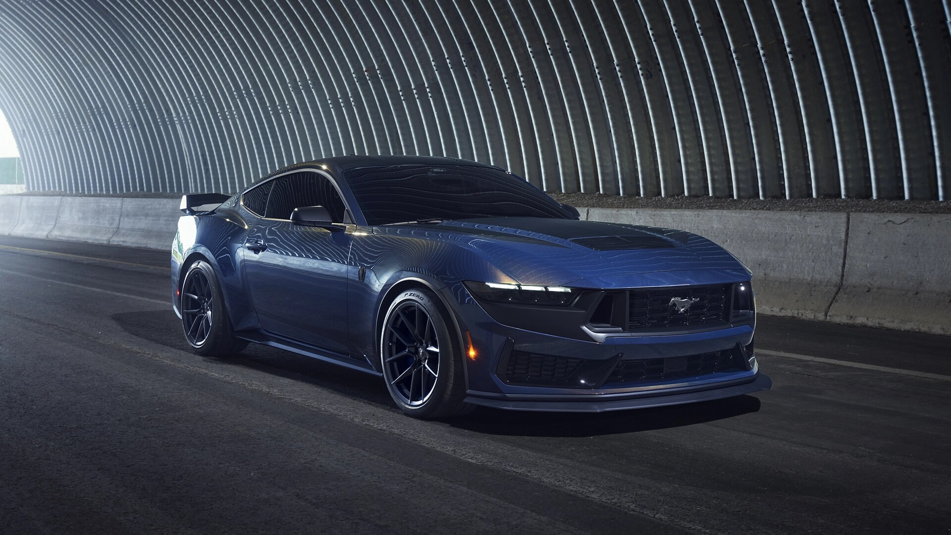 Ford Mustang® Dark Horse™ 2025 qui conduit dans un tunnel