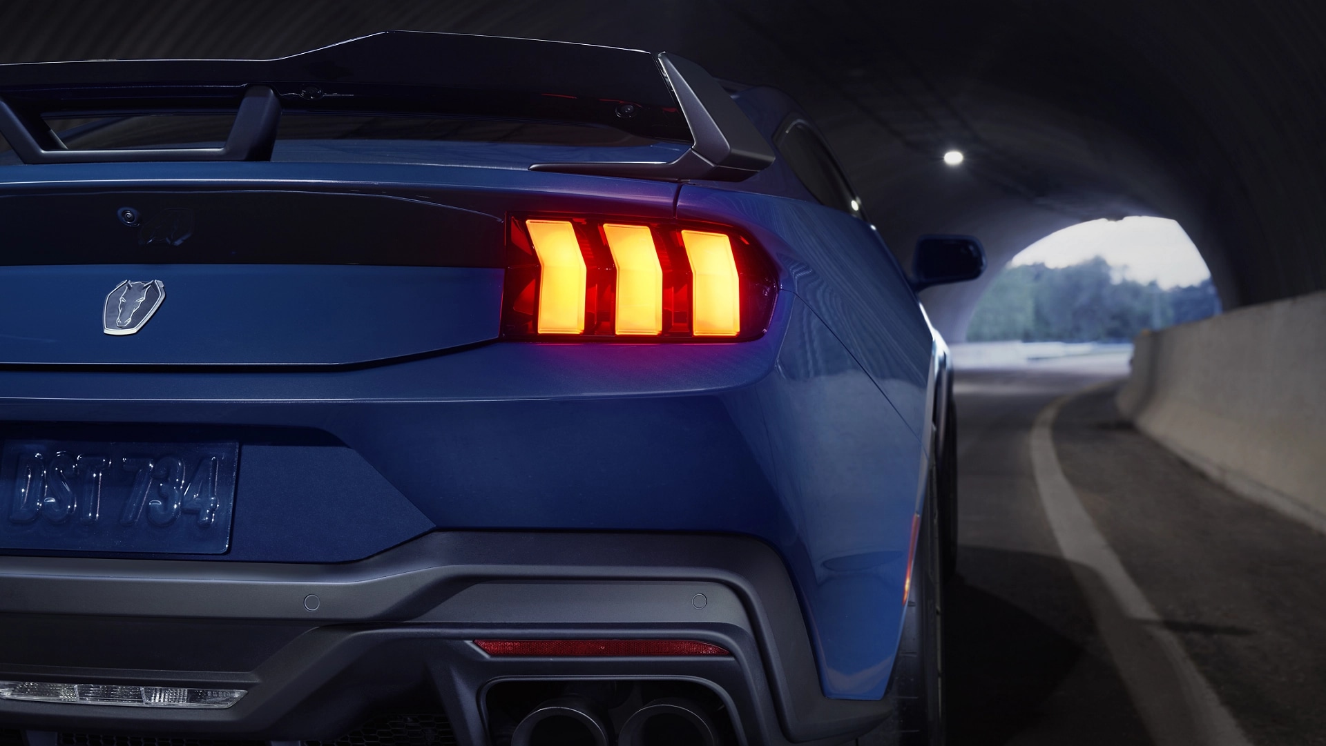 Feux arrière coupés et échappement de la Ford Mustang® Dark Horse 2025
