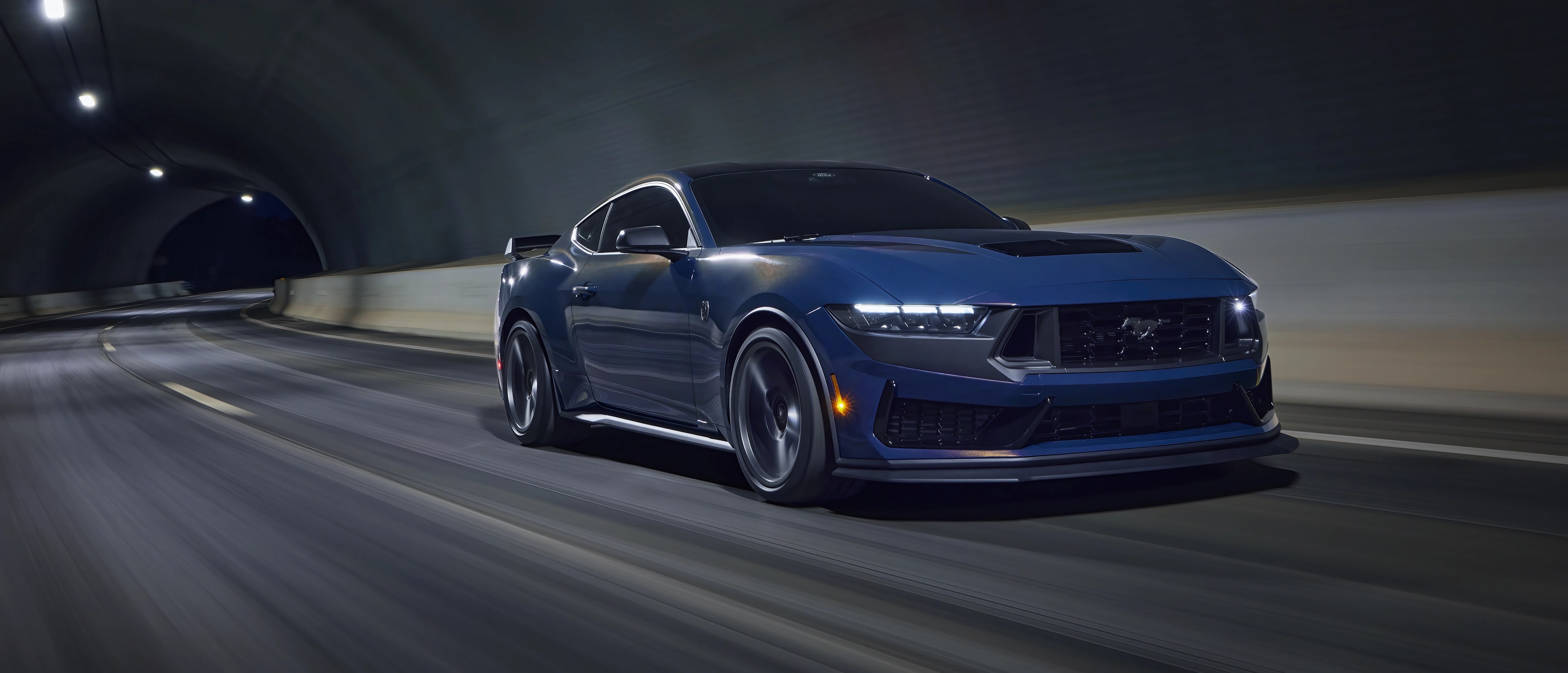 Ford Mustang® Dark Horse™ 2025 qui conduit dans un tunnel