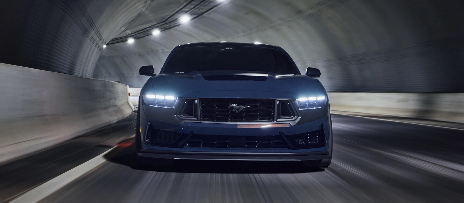 Ford Mustang® Dark Horse™ 2025 qui conduit dans un tunnel